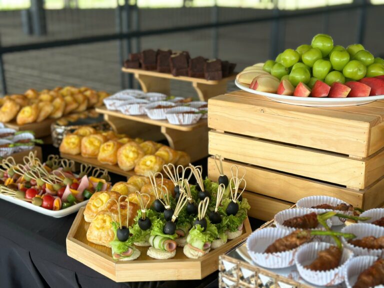 Cách Tổ Chức Tiệc Finger Food Chuyên Nghiệp
